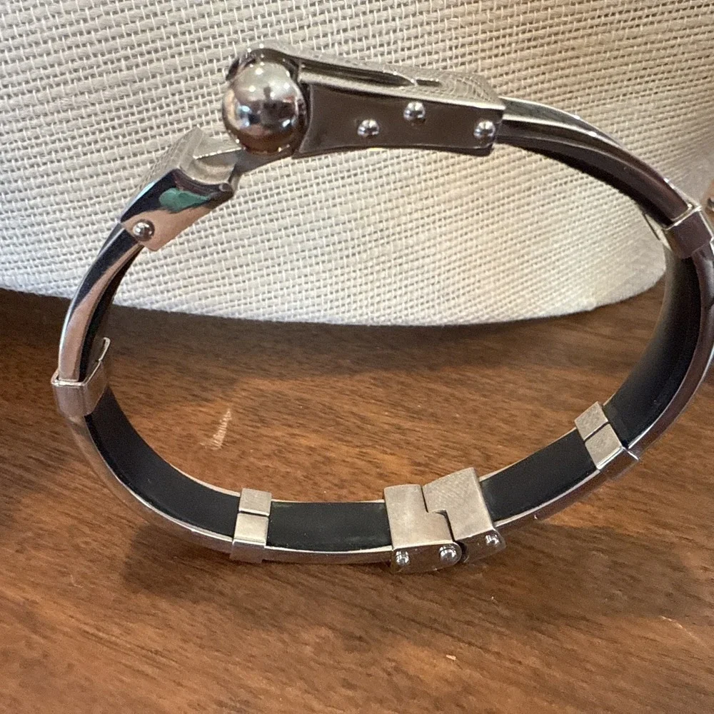 MENS Bracelet Silver Tone Black Accent‎  Sturdy excellent condition